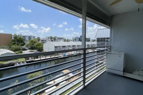 Снять в аренду кондоминиум в Норт-Майами-Бич, Флорида 1 спальня, 75.44м2, № 1845841 - фото 4