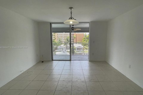 Снять в аренду кондоминиум в Норт-Майами-Бич, Флорида 1 спальня, 75.44м2, № 1845841 - фото 10