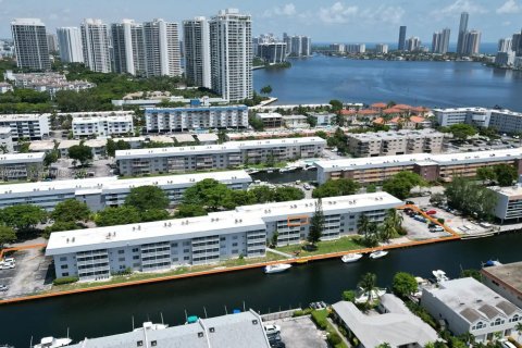 Снять в аренду кондоминиум в Норт-Майами-Бич, Флорида 1 спальня, 75.44м2, № 1845841 - фото 1