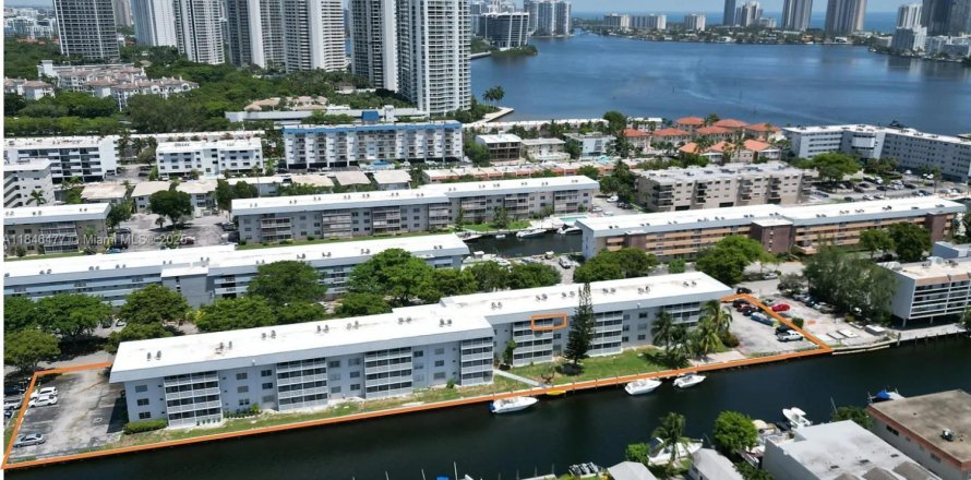 Condominio en North Miami Beach, Florida, 1 dormitorio № 1845841