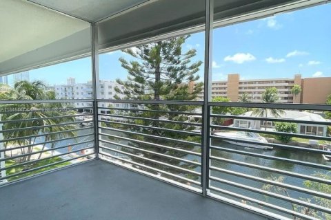 Снять в аренду кондоминиум в Норт-Майами-Бич, Флорида 1 спальня, 75.44м2, № 1845841 - фото 3