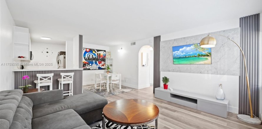 Кондоминиум с 2 спальнями в Корал-Спрингс, Флорида № 1980503