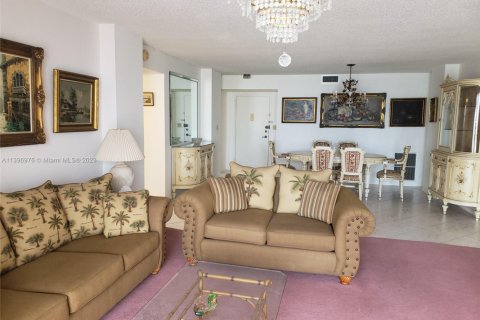 Condo in Hallandale Beach, Florida, 2 bedrooms  № 1710626 - photo 2