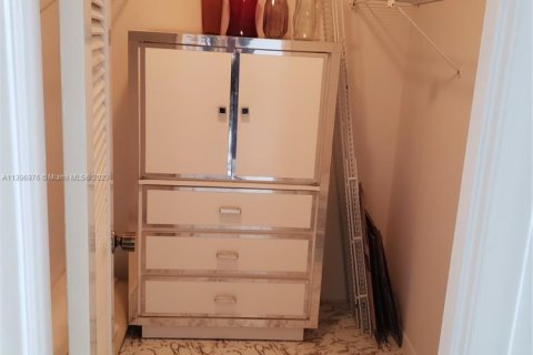 Condo in Hallandale Beach, Florida, 2 bedrooms  № 1710626 - photo 10
