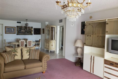 Condo in Hallandale Beach, Florida, 2 bedrooms  № 1710626 - photo 5
