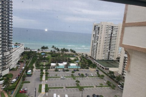 Condo in Hallandale Beach, Florida, 2 bedrooms  № 1710626 - photo 1