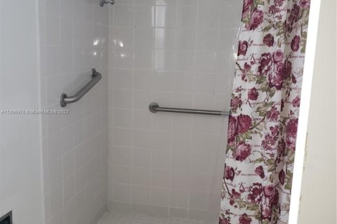 Condo in Hallandale Beach, Florida, 2 bedrooms  № 1710626 - photo 14