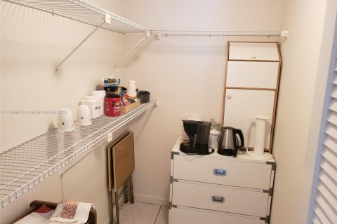 Condo in Hallandale Beach, Florida, 2 bedrooms  № 1710626 - photo 15