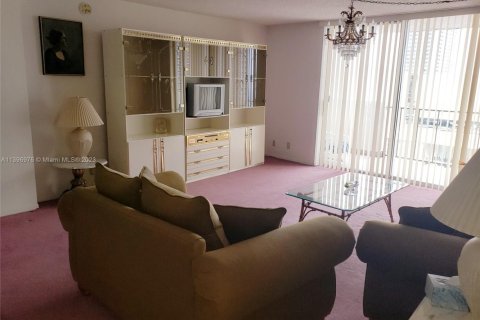 Condo in Hallandale Beach, Florida, 2 bedrooms  № 1710626 - photo 3