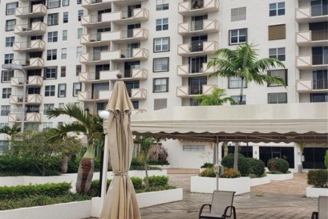Condo in Hallandale Beach, Florida, 2 bedrooms  № 1710626 - photo 19