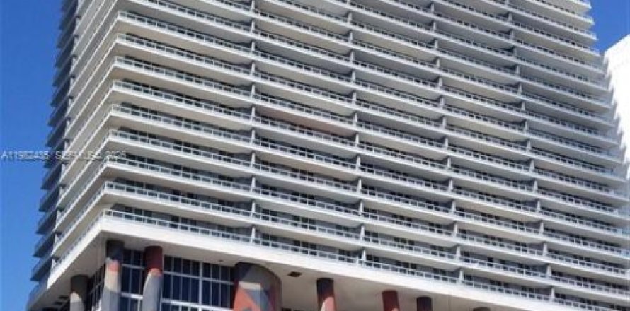 Studio in the Condo in Miami, Florida  № 2045266