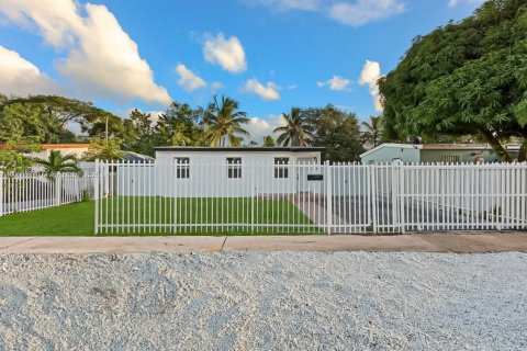 Villa ou maison à louer à Opa-locka, Floride: 4 chambres, 134.52 m2 № 1946324 - photo 1