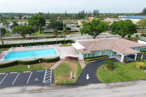 House in Tamarac, Florida 2 bedrooms, 154.22 sq.m. № 1180630 - photo 1