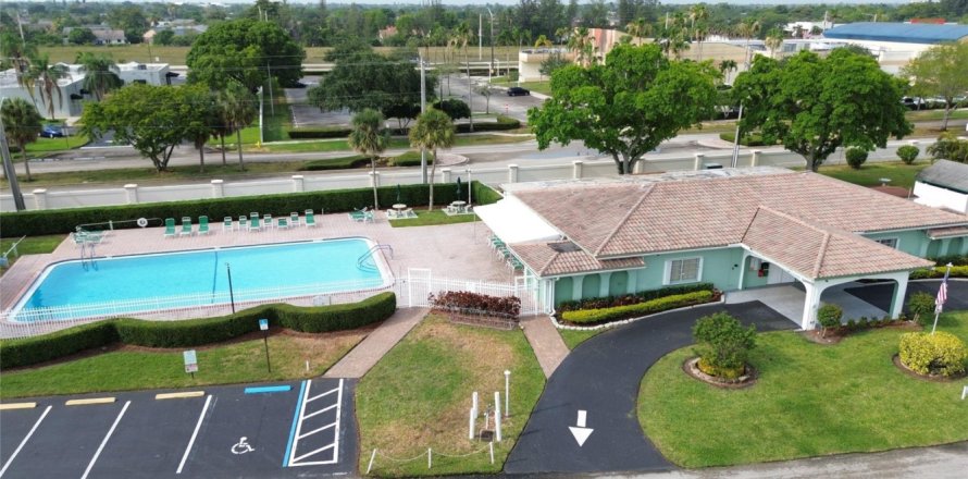 House in Tamarac, Florida 2 bedrooms, 154.22 sq.m. № 1180630