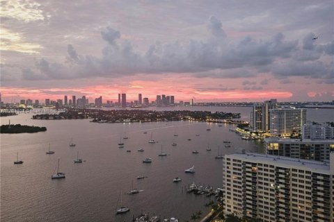 Condo in Miami Beach, Florida, 1 bedroom  № 1863889 - photo 1