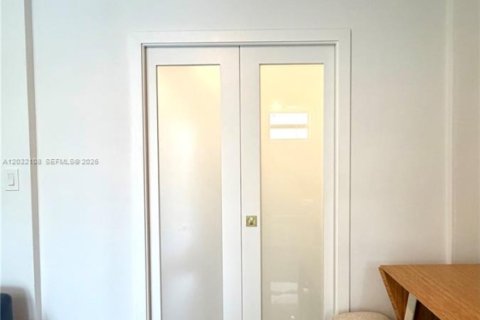 Condo in Miami Beach, Florida  № 2077969 - photo 16