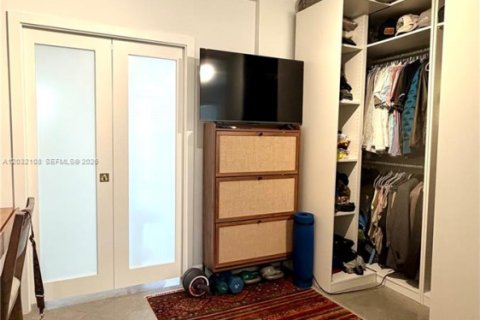 Condo in Miami Beach, Florida  № 2077969 - photo 7