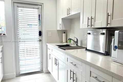 Condo in Miami Beach, Florida  № 2077969 - photo 21