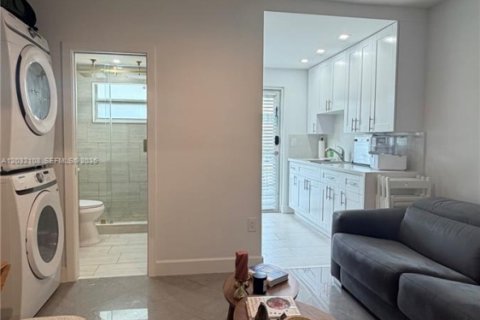Condo in Miami Beach, Florida  № 2077969 - photo 11
