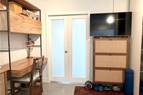 Condo in Miami Beach, Florida  № 2077969 - photo 8