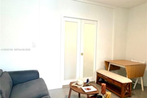 Condo in Miami Beach, Florida  № 2077969 - photo 18
