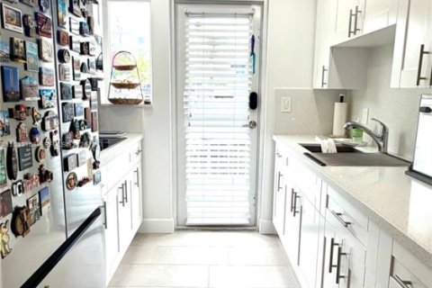 Condo in Miami Beach, Florida  № 2077969 - photo 20