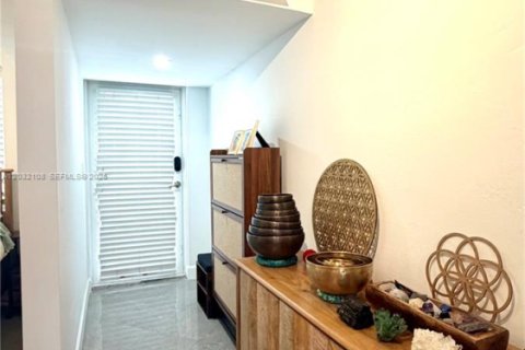 Condo in Miami Beach, Florida  № 2077969 - photo 4