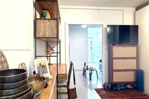 Condo in Miami Beach, Florida  № 2077969 - photo 6