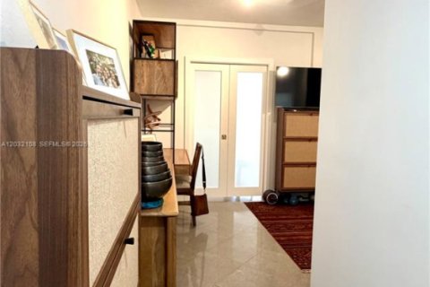 Condo in Miami Beach, Florida  № 2077969 - photo 5