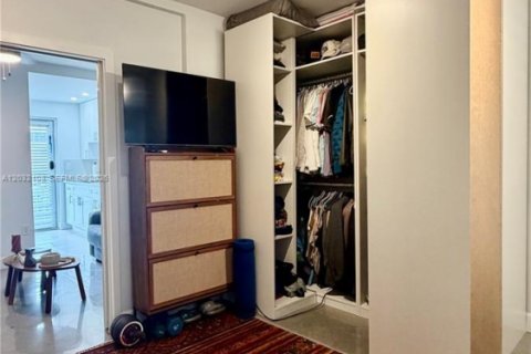 Condo in Miami Beach, Florida  № 2077969 - photo 9