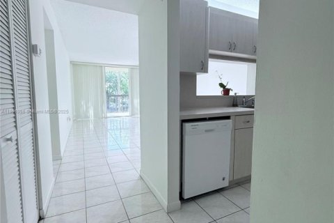 Condo in Miami, Florida, 2 bedrooms  № 1891350 - photo 1
