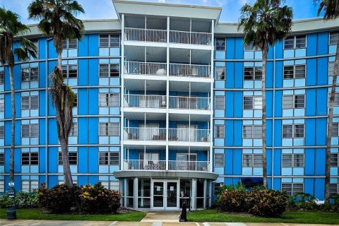Condo in Saint Petersburg, Florida, 1 bedroom  № 1819414 - photo 3