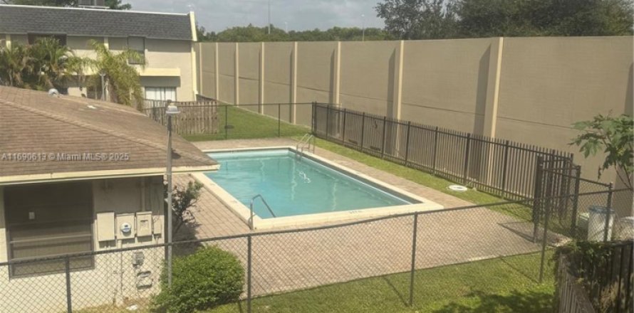 Adosado en Lauderhill, Florida 2 dormitorios, 94.76 m2 № 1968025