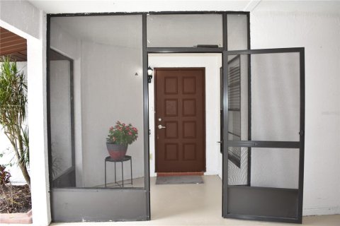 Condo in Sun City Center, Florida, 2 bedrooms  № 2209419 - photo 2