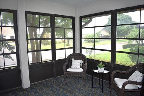 Condo in Sun City Center, Florida, 2 bedrooms  № 2209419 - photo 8