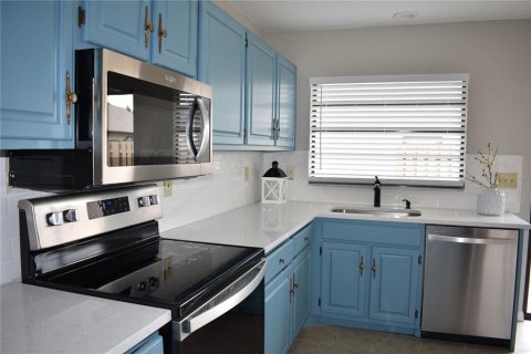 Condo in Sun City Center, Florida, 2 bedrooms  № 2209419 - photo 11