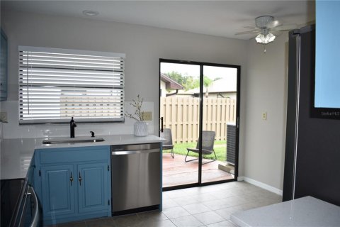 Condo in Sun City Center, Florida, 2 bedrooms  № 2209419 - photo 12
