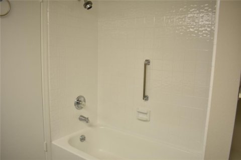 Condo in Sun City Center, Florida, 2 bedrooms  № 2209419 - photo 18