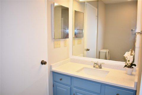 Condo in Sun City Center, Florida, 2 bedrooms  № 2209419 - photo 23