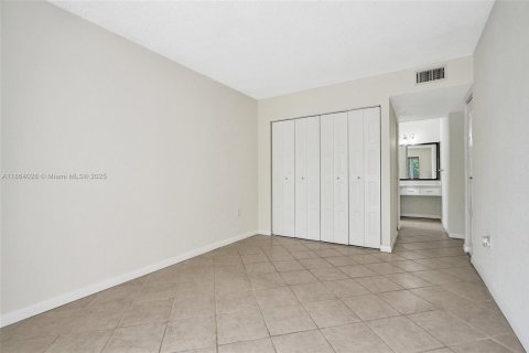 Condo in Plantation, Florida, 2 bedrooms  № 1891789 - photo 17