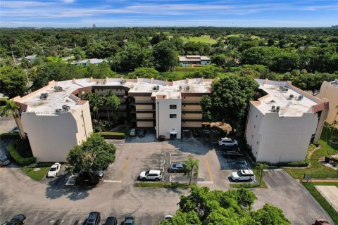 Condo in Plantation, Florida, 2 bedrooms  № 1891789 - photo 1
