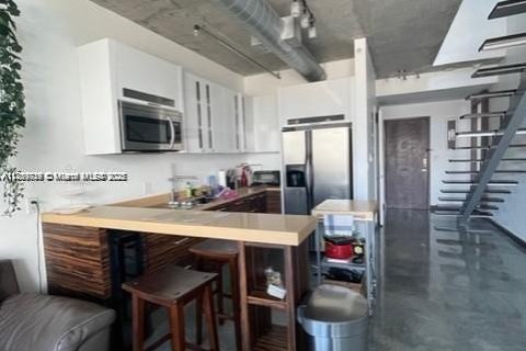 Condominio en alquiler en Miami, Florida, 1 dormitorio, 73.86 m2 № 1896841 - foto 1