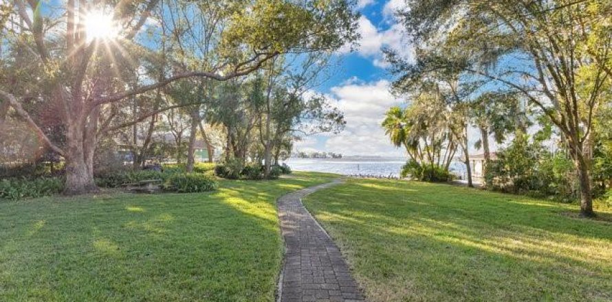 House in Windermere, Florida 4 bedrooms, 292.64 sq.m. № 1513170