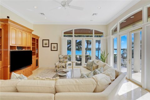 House in Jupiter, Florida 4 bedrooms, 528.71 sq.m. № 1811782 - photo 11