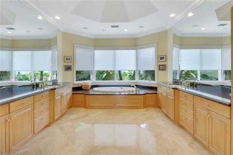 House in Jupiter, Florida 4 bedrooms, 528.71 sq.m. № 1811782 - photo 20