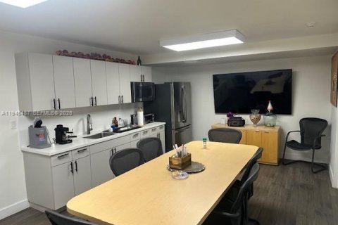 Propiedad comercial en venta en Miami, Florida № 2001985 - foto 14