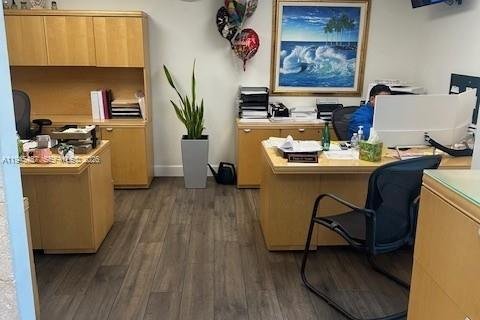 Propiedad comercial en venta en Miami, Florida № 2001985 - foto 7