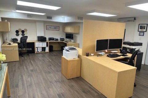 Propiedad comercial en venta en Miami, Florida № 2001985 - foto 27