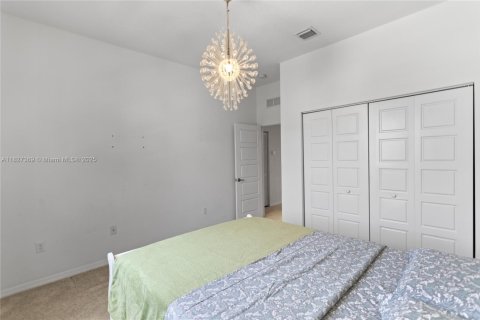 House in Miami, Florida 3 bedrooms, 197.32 sq.m. № 1923544 - photo 10