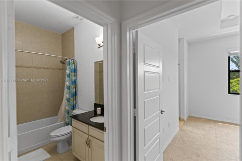 House in Miami, Florida 3 bedrooms, 197.32 sq.m. № 1923544 - photo 19